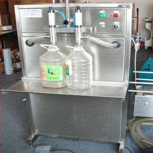 2 глави полуавтоматски течни машини за полнење маслиново ѓубриво со вино 0,5L-5L1