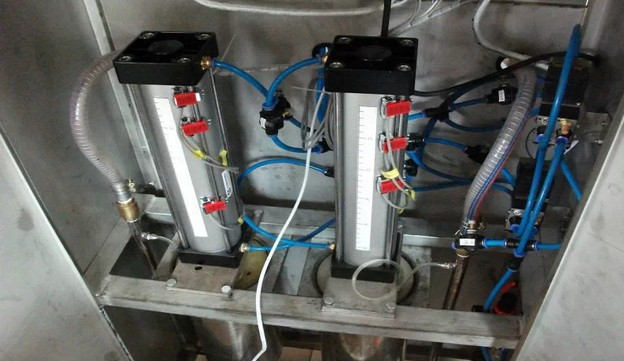 2 глави полуавтоматски течни машини за полнење маслиново ѓубриво со вино 0,5L-5L3