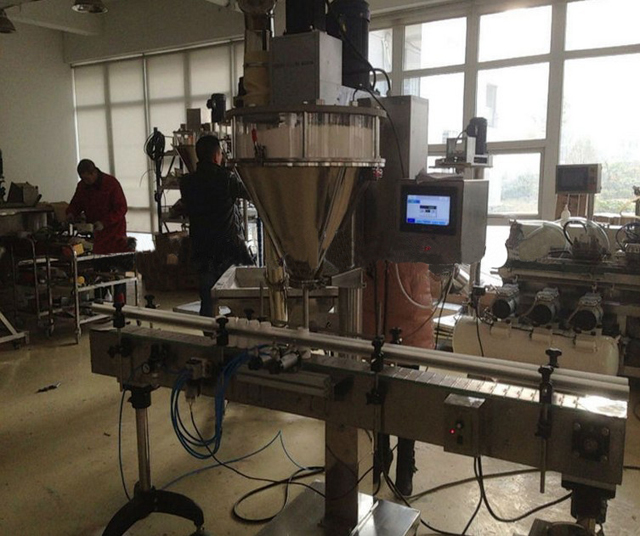 Автоматско пополнување машина за полнење во прав, опрема за полнење со флаширано брашно, со испорака на подвижна лента 