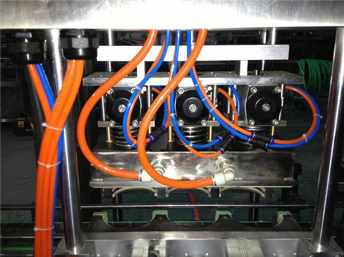 Автоматска влезна машина за вклучување во вакуум со три глави стаклени тегли капапер опрема hon5