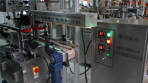 Економска линија за производство на течен детергент и шампон што ја пополнува машината за обележување на шишето со завртки за навртување10