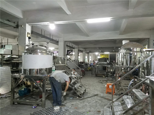 Економска линија за производство на течен детергент и шампон што ја пополнува машината за обележување на шишето со завртки