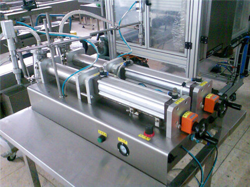 Економска линија за производство на течен детергент и шампон што ја пополнува машината за обележување на шишето со завртки за навртување7