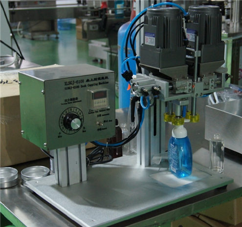 Економска машина за производство на течен детергент и шампон што ја пополнува машината за обележување на шишето со завртки со завртки