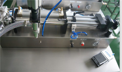 Хоризонтална машина за полнење со течност целосно пневматска полуавтоматска опрема за полнење на течност за шампон1